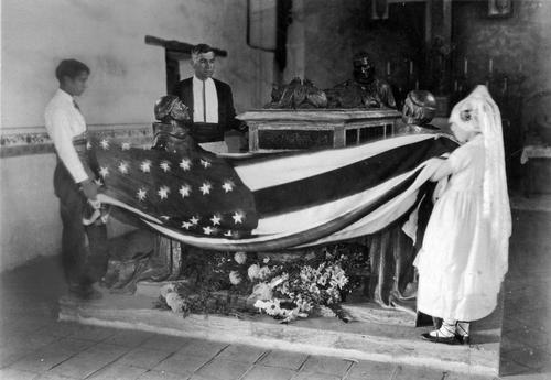 E101 - Jo Cenotaph Flag Kids