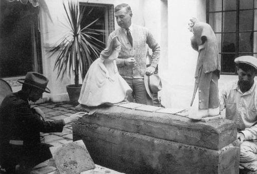 E101 - Jo with statues