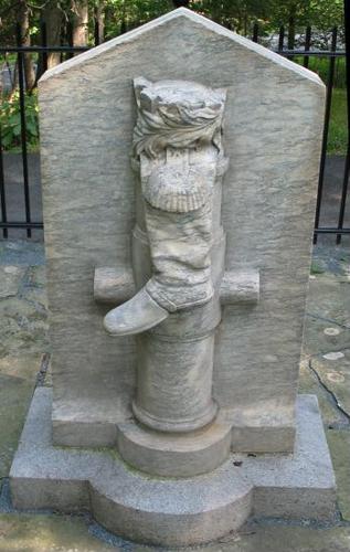 E195 - Boot Monument